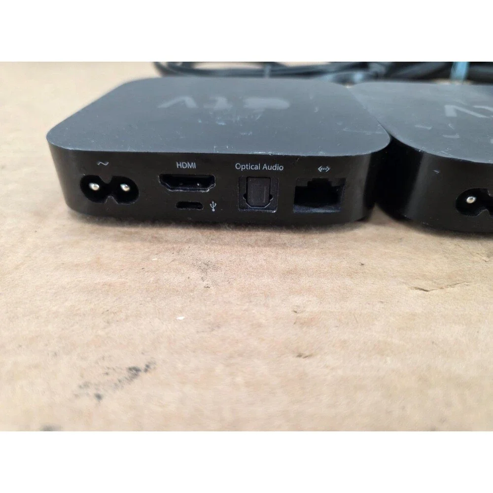 Apple TV (2nd Generation) Media Streaming Player A1378 w/ Power Cord Remote 2of